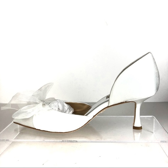 Badgley Mischka Festive Bow Kitten Heels Rhinestone Soft White Satin Pumps Sz 6 - Picture 8 of 10